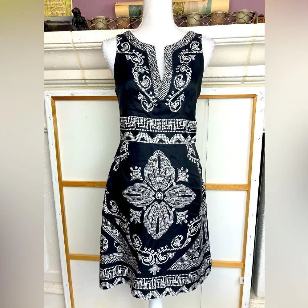 WHBM silk mosaic print dress highlights figure and is pure chic🫶 fully lined